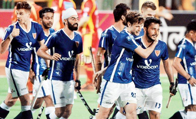 Mumbai celebrate a goal against Ranchi during a Hockey India League match at the MHAL Stadium on Saturday. Pic/Suresh Karkera
