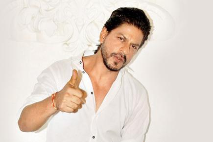 Shah Rukh Khan gets on Mumbai Express to promote 'Raees'