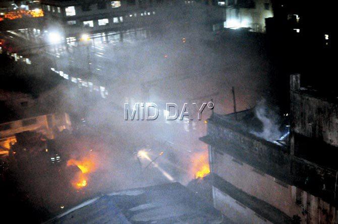 Fire in Dana Bandar slums near Masjid railway tracks. Pic/Datta Kumbhar