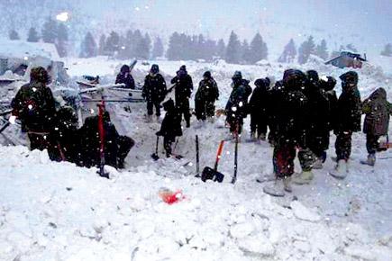 5 soldiers rescued after avalanche in Macchil sector die