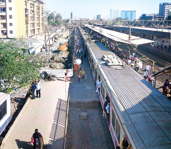 Work is currently underway at Jogeshwari station to extend the Harbour line from Andheri to Goregaon