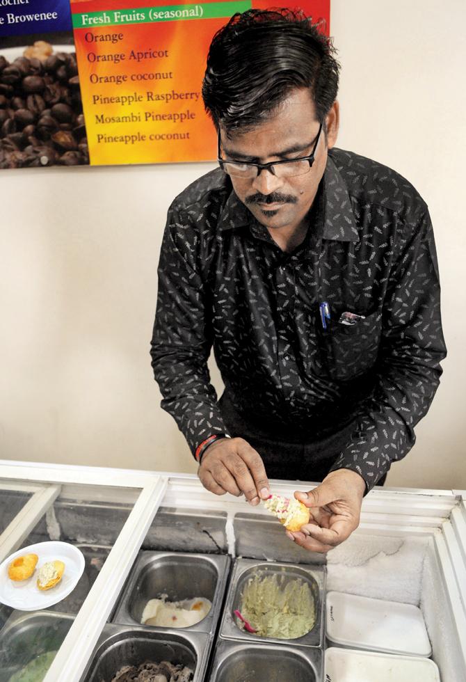 Outlet manager Rajendra Surve stuffs a puri with pani-puri flavoured ice cream. Pics/Datta Kumbhar