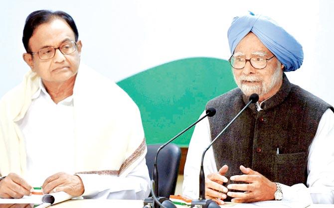 Pâu00c2u0080u00c2u0088Chidambaram and Manmohanâu00c2u0080u00c2u0088Singh at the AICC yesterday. Pic/PTI