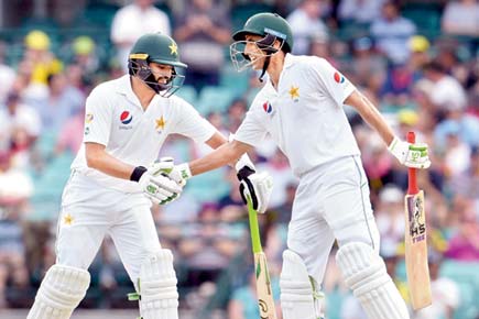 Azhar Ali, Younis Khan keep Pak in hunt against Aussies