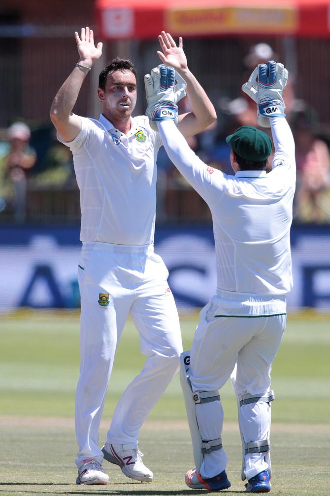 South African bowler Kyle Abbott (L) celebrates the dismissal of Sri Lanka