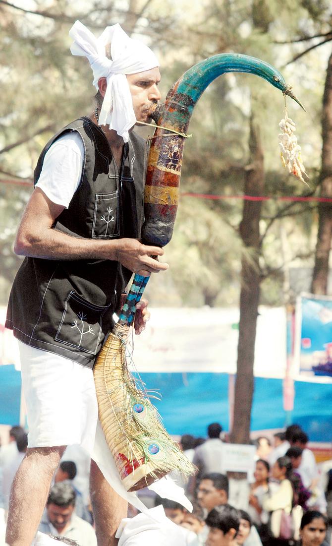A local performer plays Tarpa
