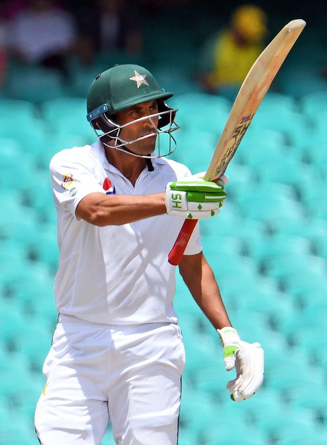 Pakistan batsman Younis Khan acknowledges the applause after reaching 150 runs against Australia on the fourth day of the third cricket Test match at the SCG, in Sydney on January 6, 2017