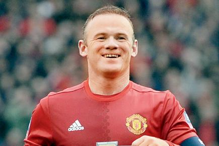 Wayne Rooney equals record with goal in Manchester United 4-0 win over Reading