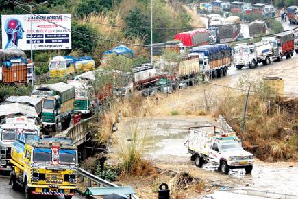 Snowfall brings Kashmir and Himachal to standstill
