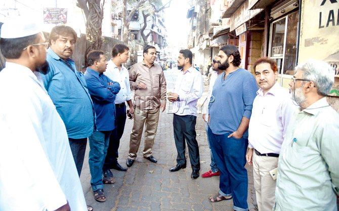AIMIM party worker Matin Nayak (fifth from left) speaks to residents of Byculla