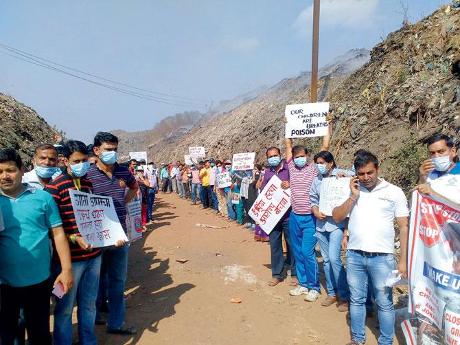 Ambernath residents during the agitation over daily fires at the dumping ground