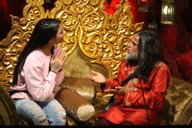 Later in the day, Bigg Boss announces the nominations process for the week adding a new twist to it. The housemates are divided into pairs- Swami Om - Bani, Mona- Manu, Lopa- Nitibha and each pair is asked to mutually decide and nominate one person out of them in the confession room. 