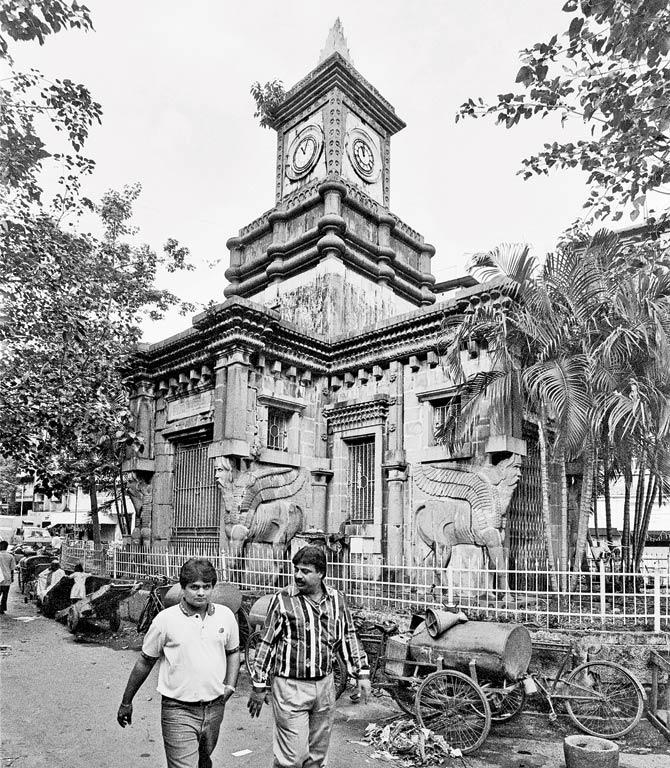 Bomanji Hormusji Wadia Fountain, Fort, 1998: All market clock towers were controlled by the municipal corporation and therefore showed Bombay Time. So was the case with this clock tower too, which recently underwent restoration