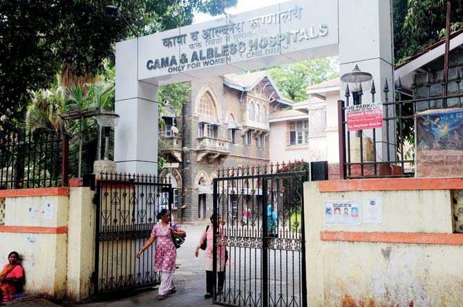 Cama Hospital, which comes under Grant Medical College, offers a teaching programme