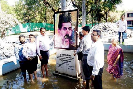 Pune: Ditched Gadkari statue located in river