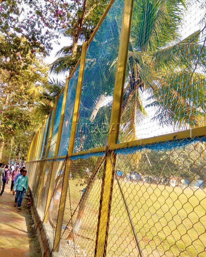 The new fences erected across the path leading to Khau Gully from Fashion Street. Pic/Ashwin Ferro