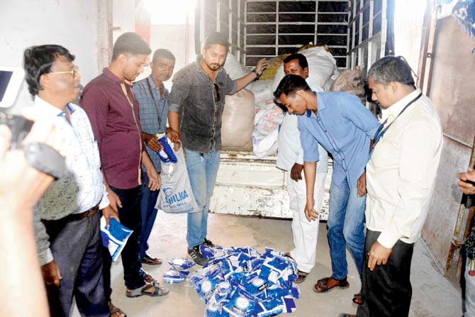 On checking the godown, Vasai-Virar Mahanagar Corporation officials found that workers were changing the expiry date on food packets using a liquid. Pics/ Hanif Patel