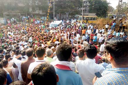 Now, slum dwellers block tracks between Titwala and Ambivali