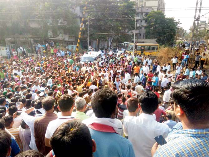 Residents of Indira Nagar slums blocked the tracks between Titwala and Ambivali stations for nearly an hour yesterday