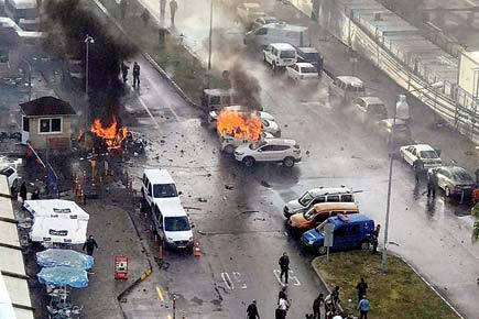 Bomb explodes in Izmir, injures 10