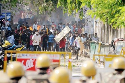 Jallikattu protests: Videos of cop burning autos go viral 