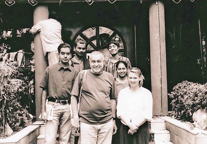 Australian scholar James Cosmas “Jim” Masselos (centre) wrote about Bombay Time in 1991. Historian Shekhar Krishnan (left) updates Masselos’ research in a new study. This photograph was shot circa 1999-2000 by historian Abigail McGowan