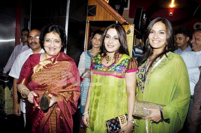 Latha Rajnikanth with daughters Aishwarya (centre) and Soundarya