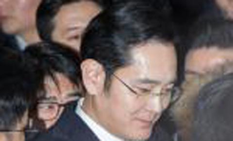 Arrest warrant sought for Samsung heir in corruption probe