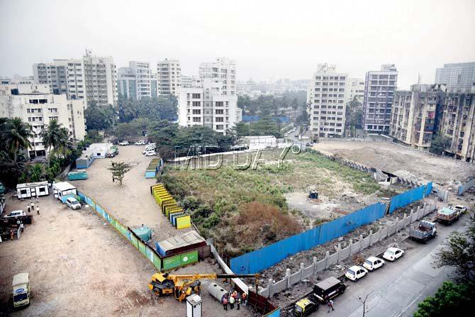 The proposed BKC metro station will come up on a plot of land surrounded by buildings (top) on three sides and a huge cache of land with mangroves on the fourth. Pics/Shadab Khan