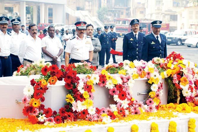 Chief Fire Officer PS Rahangdale (in white) pay his respects to Rajendra Bhojane who suffered burn injuries when he was trying to rescue a crow