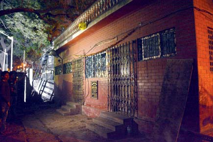Mumbai: With toilets shut, JJ Hospital visitors forced to leave patients
