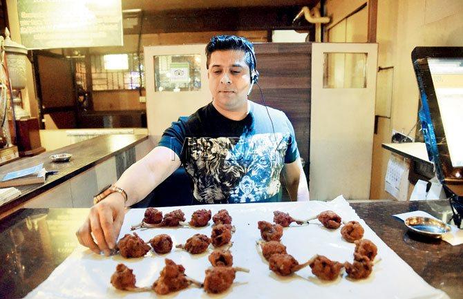 Ronnie D’Souza arranges their trademark dish to create the number 30. Pic/Pradeep Dhivar