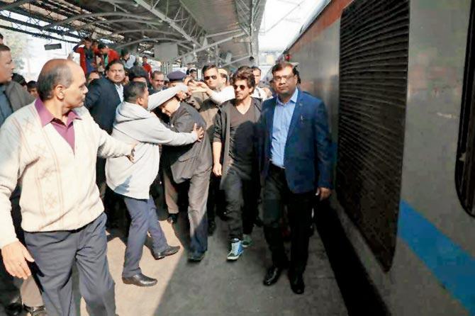 AâÂÂÂÂu00c2u0080ÂÂÂÂu00c2u0088massive crowd greets Shah Rukh Khan as he arrives in Delhi