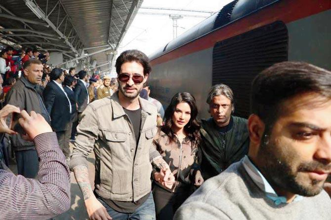 Sunny Leone was also on board the train with husband Daniel WeberSunny Leone was also on board the train with husband Daniel Weber