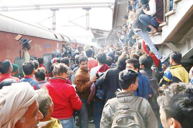 The crowd waiting at New Delhi to greet Shah Rukh and entourage