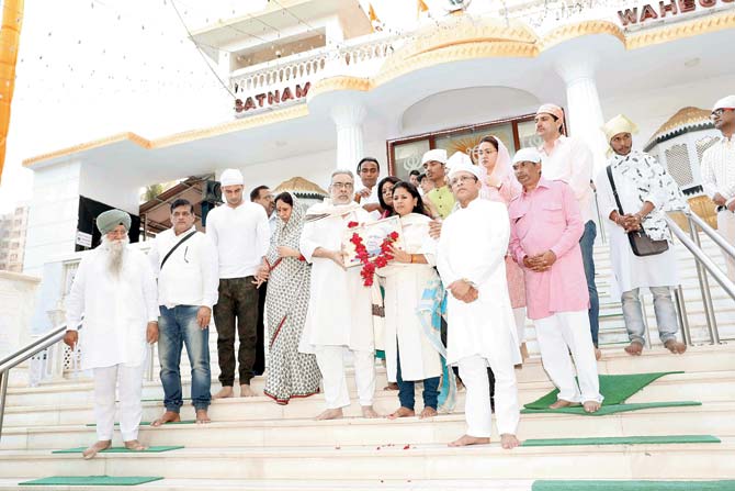 Seema Kapoor with brother Annu Kapoor at the chautha meet held at 4 pm at the Four Bungalows gurudwara. Pics/Yogen Shah