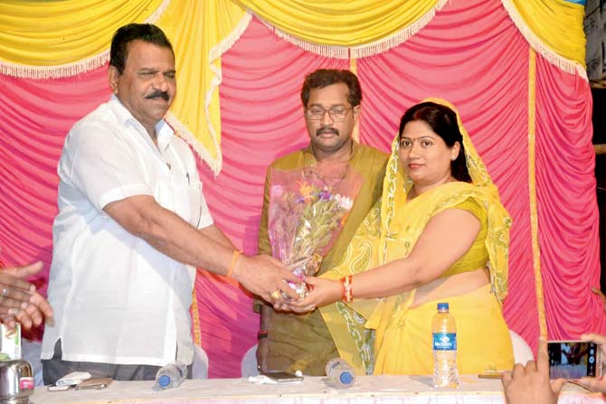 Sena deputy area chief Shantaram Patil (left) at an event with the complainant Manoj Singh (centre) and his wife Geeta Singh