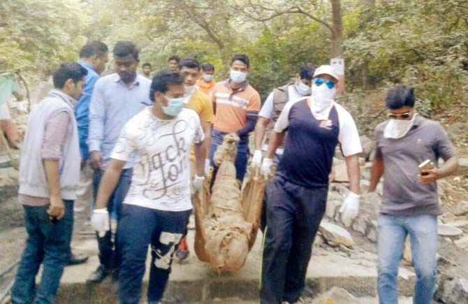 Police personnel and members of Shiv Durga trekking group carry Rahul’s body