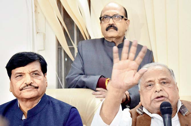 Shivpal Yadav, Amar Singh and Mulayamâu00c2u0080u00c2u0088Singh Yadav at a press conference yesterday. Pic/PTI