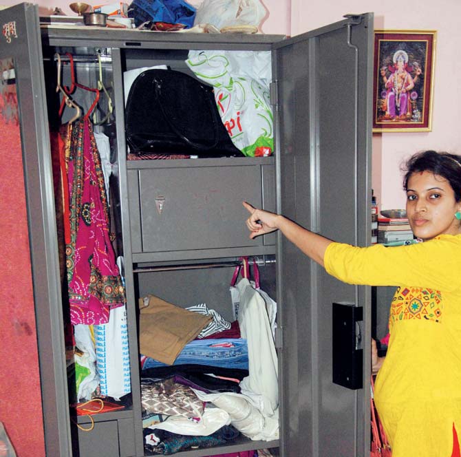 Victim Shweta Narvekar shows the locker from where Yogita stole the gold. Pic/Milind Karekar