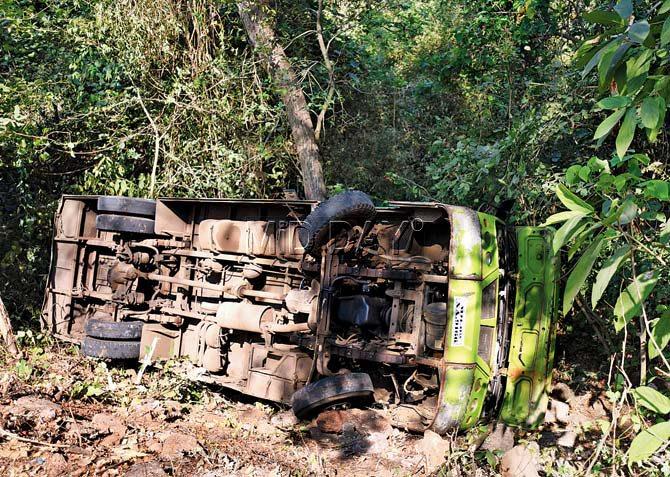 The overturned tourist bus near Kanheri Caves, SGNP. Pic/Nimesh Dave