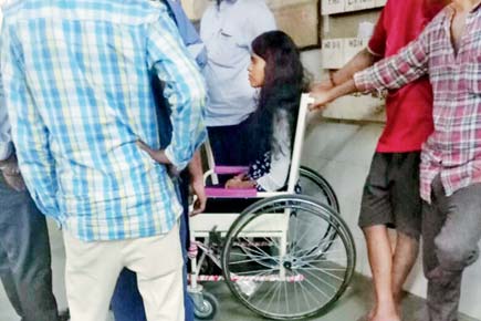 Mumbai: Beggar pelts stones at train, injures woman
