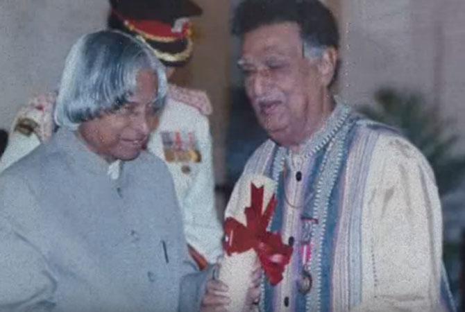 Ustad Abdul Halim Jaffer Khan Abdul being conferred the Padma Bhushan by then-President Abdul Kalam