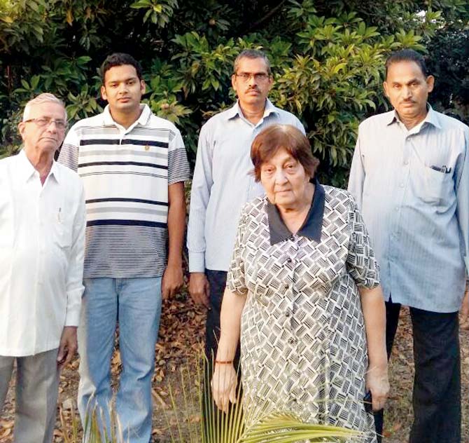 (From left) Affected farmers like Vasudev Patil, Niraj Patil (standing in on behalf of his mother), Umesh Raut, Shirin Irani and Shatrughna Raut