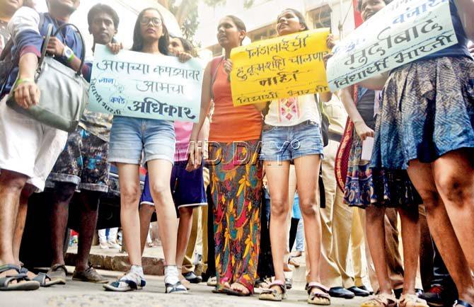 Vidyarthi Bharati members protest outside the university against its controversial dress code circular on Friday. Pic/Bipin Kokate