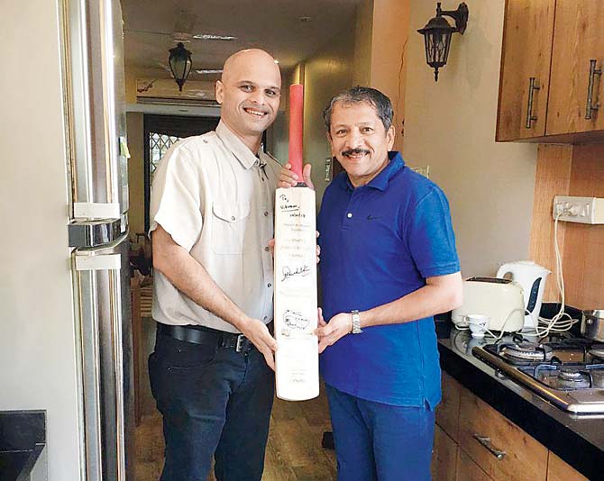 Cricket humourist Vikram Sathaye (left) with sports journalist Sunandan Lele