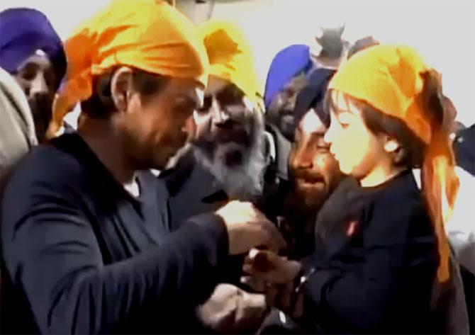 Shah Rukh Khan expresses gratitude at Golden Temple for the success of 