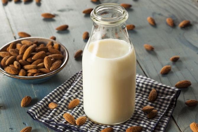 Top 6 ways to make daily drinking milk tasty and healthy