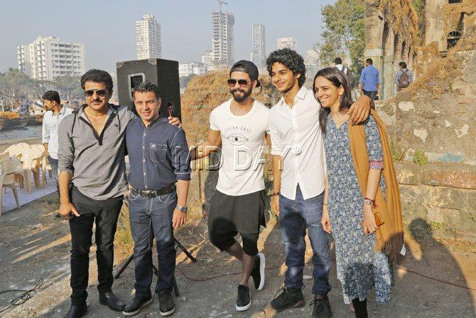 (L-R) Rajesh Khattar, Producer Kishor Arora, Shahid Kapoor, Ishaan Khattar, Neelima Azim