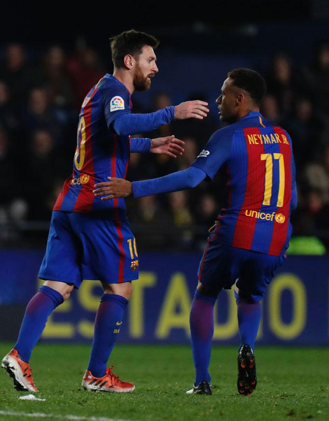 Lionel Messi (L) celebrates with Barcelona